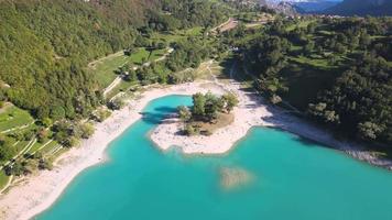 vue d'oiseau du lac tenno en été video