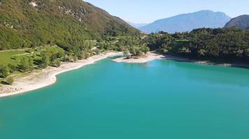 hermoso lago en el norte de italia - tenno video
