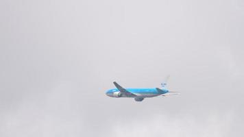 amsterdam, países bajos 25 de julio de 2017 - klm royal dutch airlines boeing 777 ph bqk subida después del despegue en zwanenburgbaan 36c, aeropuerto de schiphol, amsterdam, holanda video