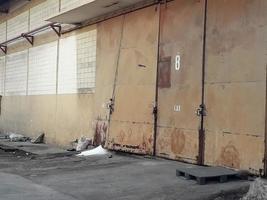 La valla de la puerta de acero corrosivo se ha utilizado durante mucho tiempo y se ha reparado con una pintura nueva para prolongar la vida útil, pero todavía hay signos de daño. foto