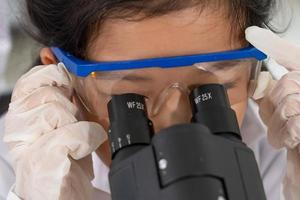 retrato, de, niña joven, aprendizaje, ciencia, en, laboratorio foto