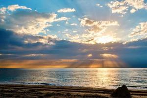 amanecer con nubes y rayos de sol en pompano beach florida foto