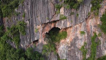 hermosa vista aérea de la montaña con templo en tailandia. foto