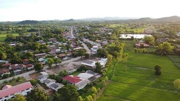 vista aérea de la naturaleza de la montaña en tailandia. ciudad del bosque. foto