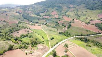 la vista aérea de la montaña es hermosa en tailandia foto