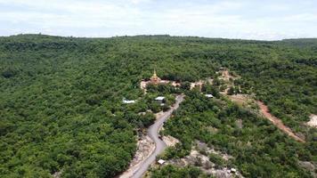 la vista aérea de la montaña es hermosa en tailandia foto