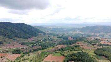 hermosa vista aérea a la carretera con montañas y bosques capturados desde arriba, foto