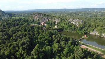 vista aérea de la naturaleza de la montaña en tailandia. ciudad del bosque. foto