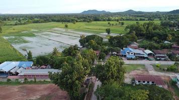 vista aérea de la naturaleza de la montaña en tailandia. ciudad del bosque. foto