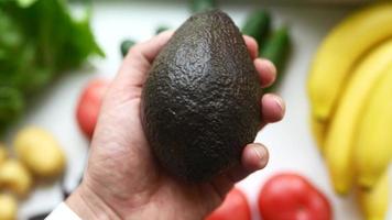 Avocado in der Hand gehalten video