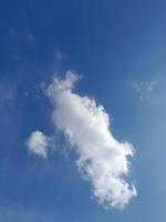 fondo de cielo azul y nubes blancas durante el día foto