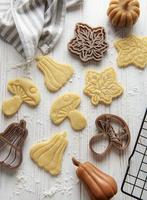 hornear galletas en forma de calabaza y hojas foto