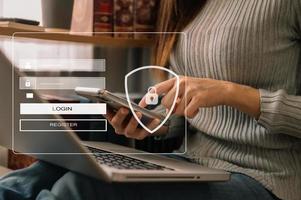 concepto de seguridad cibernética, inicio de sesión, usuario, seguridad y encriptación de la información de identificación, acceso seguro a la información personal del usuario mujer que usa un teléfono inteligente y una tableta en la oficina foto