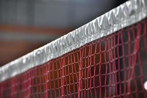 red de bádminton en la cancha de bádminton cubierta, enfoque suave y selectivo en la red. foto