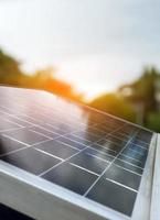 panel fotovoltaico, nueva tecnología para almacenar y utilizar la energía de la naturaleza con la vida humana, la energía sostenible y el concepto de amigo del medio ambiente. foto