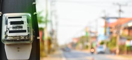 medidor de vatios-hora o medidor de electricidad en poste para registrar el consumo mensual de electricidad de los habitantes de cada casa en los países del sudeste asiático, enfoque suave y selectivo en el medidor. foto