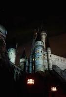 osaka, japón el 8 de julio de 2019. un espectáculo de luces muy hermoso por la noche en el castillo de hogwarts que debes y debes ver cuando visites universal studios japan. foto