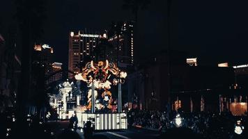 osaka, japón el 8 de abril de 2022. desfile nocturno de espectáculo universal en universal studios japón. foto