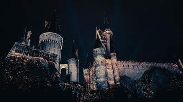 osaka, japón el 8 de julio de 2019. un espectáculo de luces muy hermoso por la noche en el castillo de hogwarts con los cuatro dormitorios. foto