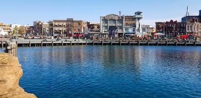 osaka, japón el 9 de abril de 2019. un hermoso lago artificial en medio del área de universal studios japan. foto