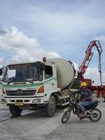 jakarta, indonesia, 2022. Este es un proceso de fundición de hormigón utilizando una bomba de hormigón para llegar a lugares de fundición que están lejos. foto