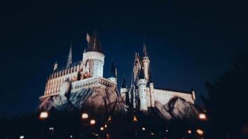 osaka, japón el 8 de julio de 2019. un espectáculo de luces muy hermoso por la noche en el castillo de hogwarts que debes y debes ver cuando visites universal studios japan. foto