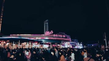 osaka, japón el 8 de abril de 2022. desfile nocturno de espectáculo universal en universal studios japón. foto