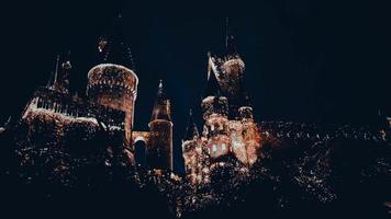 osaka, japón el 8 de julio de 2019. un espectáculo de luces muy hermoso por la noche en el castillo de hogwarts con los cuatro dormitorios. foto