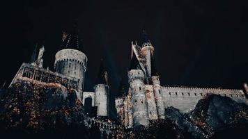 osaka, japón el 8 de julio de 2019. un espectáculo de luces muy hermoso por la noche en el castillo de hogwarts con los cuatro dormitorios. foto