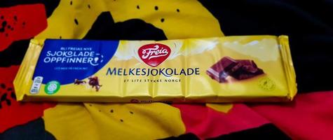 jakarta, indonesia en julio de 2017. freia melkesjokolade es un chocolate con leche de la marca de chocolate noruega freia y ha sido el chocolate más vendido en noruega foto