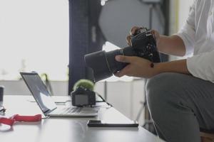 los diseñadores se están preparando para el trabajo. foto