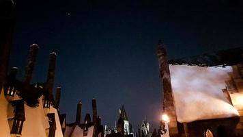 osaka, japón el 8 de abril de 2022. situación de hogsmeade por la noche en universal studios japón. foto