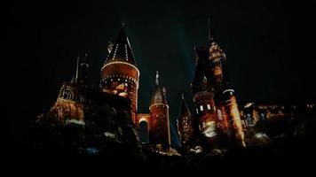 osaka, japón el 8 de julio de 2019. un espectáculo de luces muy hermoso por la noche en el castillo de hogwarts con los cuatro dormitorios. foto