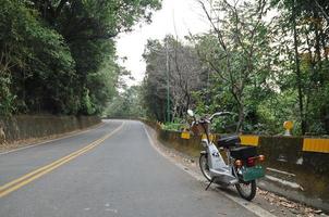 motocicleta y largo camino en un viaje de montaña foto