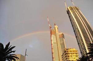 los apartamentos de gran altura están en construcción después de la lluvia y el arco iris foto