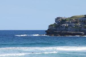 mar azul en un día soleado en bondi beach sydney australia foto