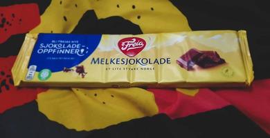 jakarta, indonesia en julio de 2017. freia melkesjokolade es un chocolate con leche de la marca de chocolate noruega freia y ha sido el chocolate más vendido en noruega foto