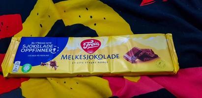 jakarta, indonesia en julio de 2017. freia melkesjokolade es un chocolate con leche de la marca de chocolate noruega freia y ha sido el chocolate más vendido en noruega foto