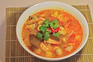 tom yum kung - sopa de hierbas tailandesa agridulce picante con gambas foto