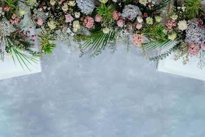 Flower arrangements. Flower and leaf pattern. List layout, copy space. Wedding decoration. Wedding background with flowers. Decor. Wallpapers. Texture. photo