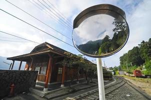 estación de tren alisan en un pequeño pueblo local en taiwán foto