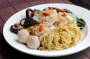 fideos secos chinos con albóndigas, bolas de pescado y champiñones foto