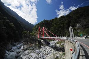 puente rojo metálico en el desfiladero de taroko en taiwán foto