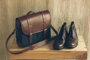 bolso de cuero. un bolso de mano o bandolera de cuero marrón en un estilo minimalista o un color retro minimalista y lujoso. foto