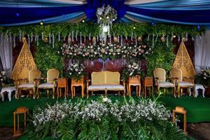 decoraciones de la boda fondo de boda con flores y decoraciones de boda indonesias. foto