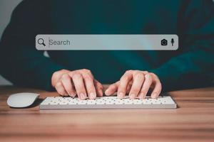 mano de freelancer usando un teclado de computadora para buscar información, búsqueda de trabajo. ideas de negocio para aplicar la búsqueda a su sitio web.