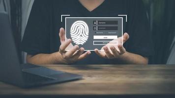 hombre de negocios de concepto de seguridad cibernética que actualmente usa una computadora portátil para iniciar sesión en el sistema. la contraseña debe ser completada por seguridad en el uso foto