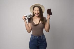 joven turista asiática feliz mujer sobre fondo blanco concepto de estudio, viajes y vacaciones. foto