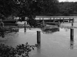 lago cerca de borken en alemania foto