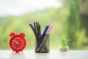 educación de objetos fondo de naturaleza verde con una pila de libros antiguos o biblia antigua, libro de papel abierto sobre una mesa de madera con espacio para copiar. concepto de regreso a la escuela, estudio de investigación foto